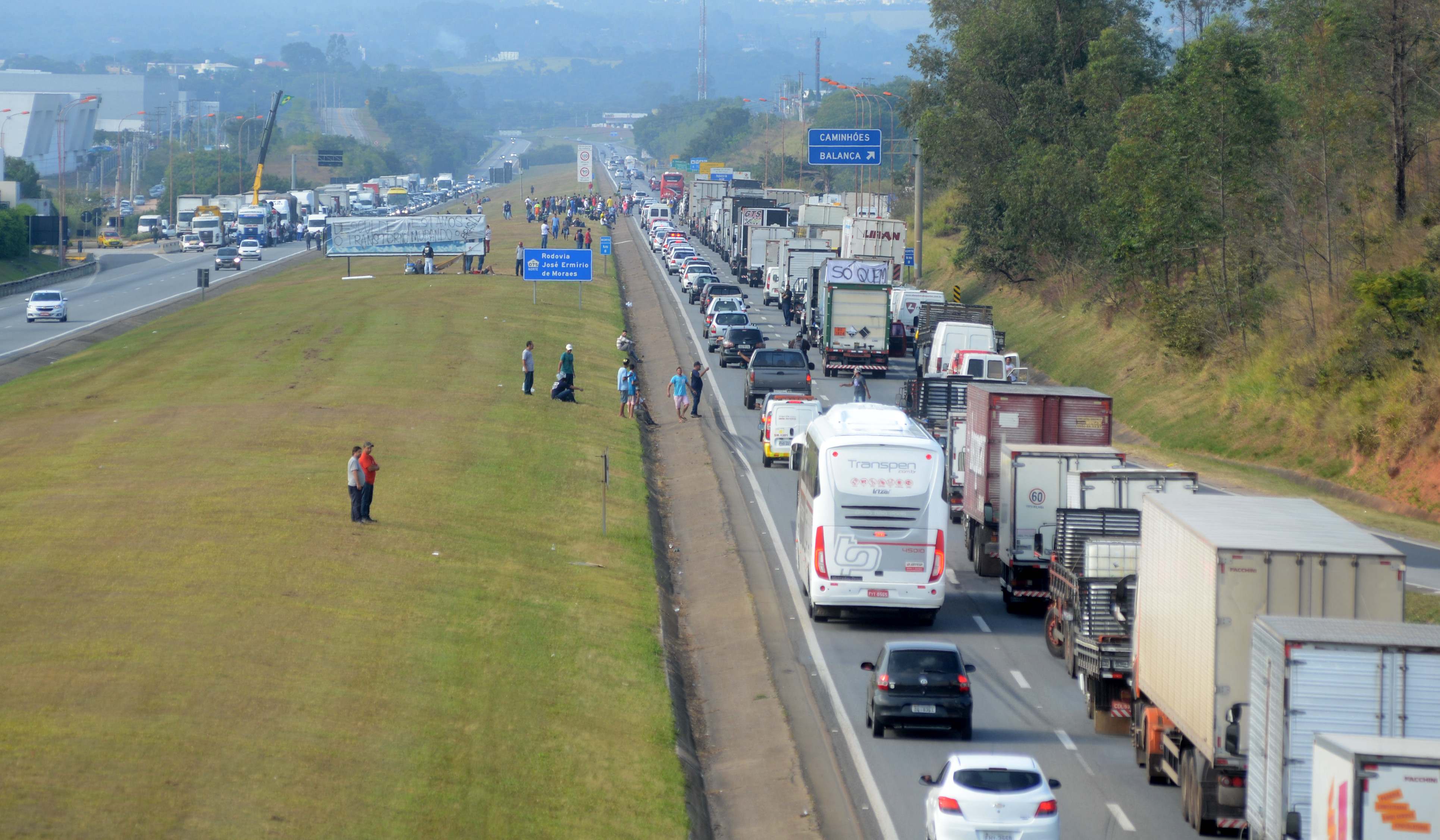 Imagem da Castelinho, quando em maio de 2018, centenas de caminhoneiros interditaram parte da rodovia.
