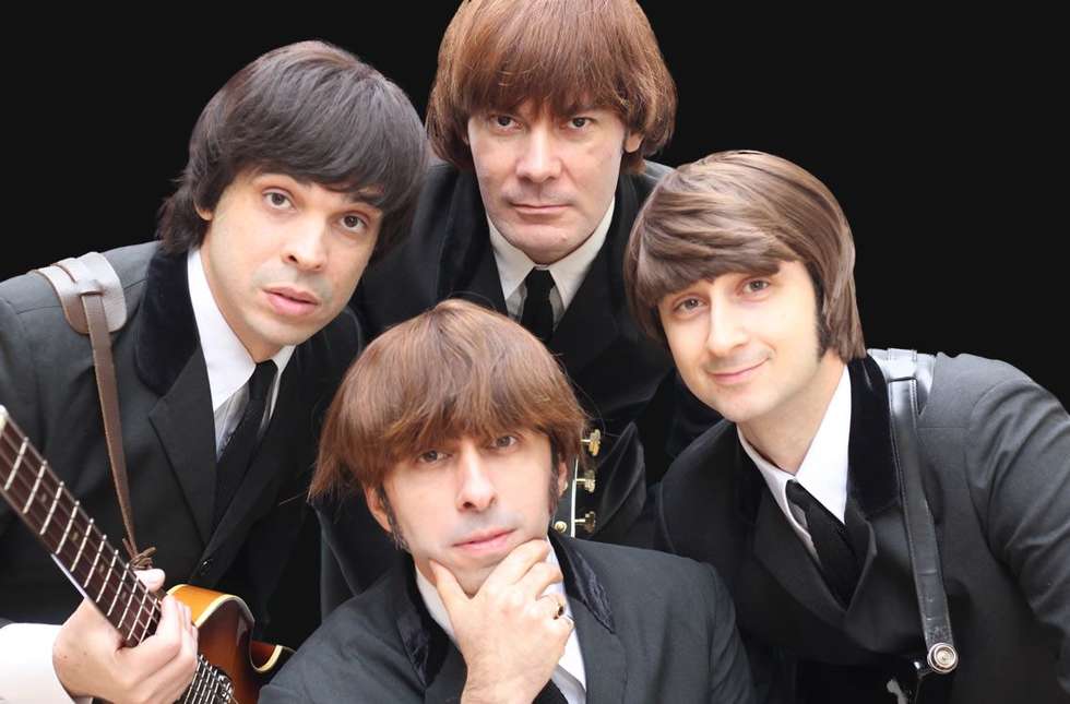 “Show na Praça” com banda cover dos Beatles