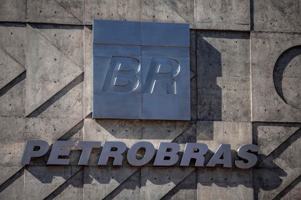 Petrobras reduz produção e posterga parte de salários
