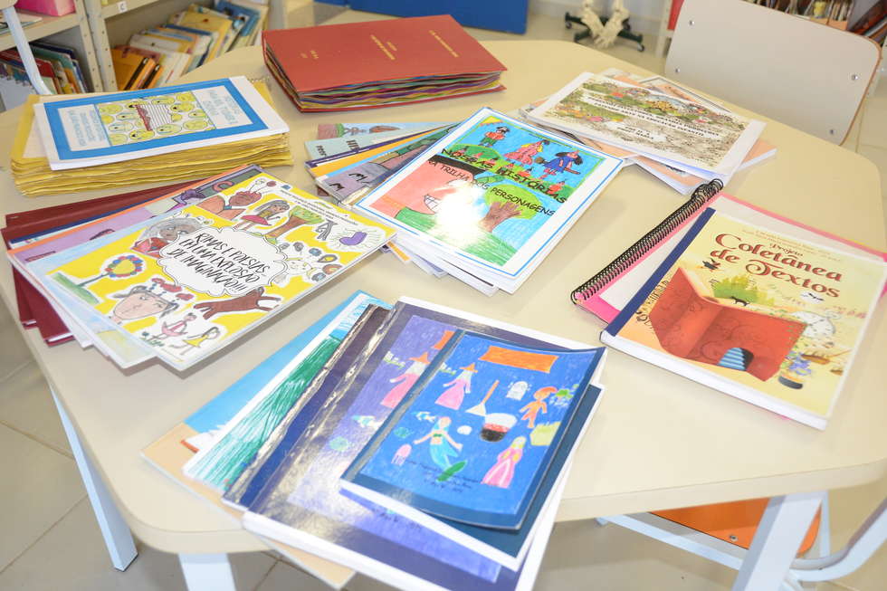 Crianças produzem livros artesanais