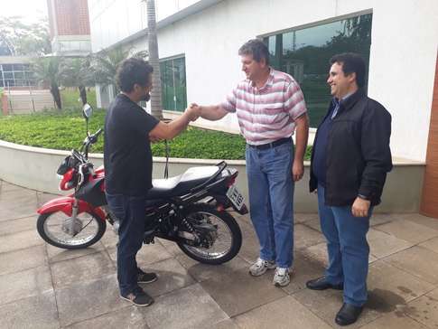 Cruzeiro entrega moto ao ganhador