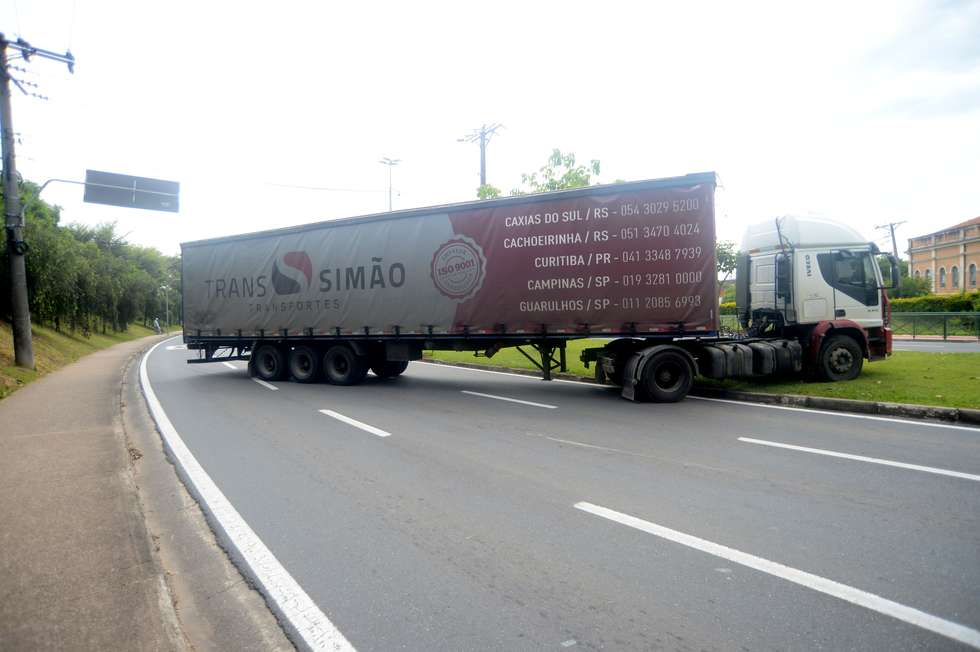 Tráfego de caminhões em avenidas gera 2.152 multas