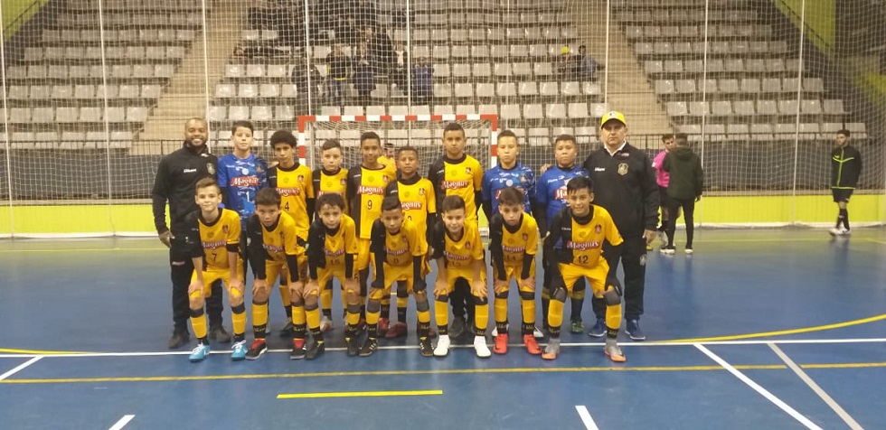Sub-12 da ASF/Sorocaba Futsal no ginásio do Blanesport, na Espanha. Crédito da foto: Divulgação