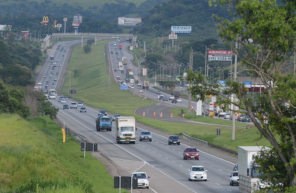 Fluxo de veículos nas estradas cai 8,8%