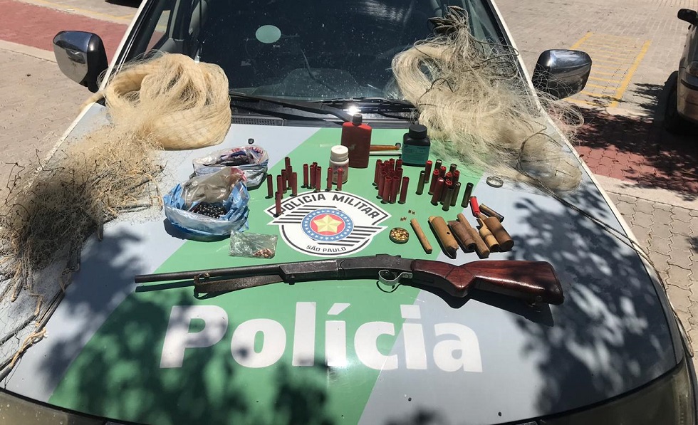 Polícia Ambiental apreendeu em Piedade uma espingarda, munição e 28 redes de nylon (que são proibidas). Crédito da Foto: Divulgação