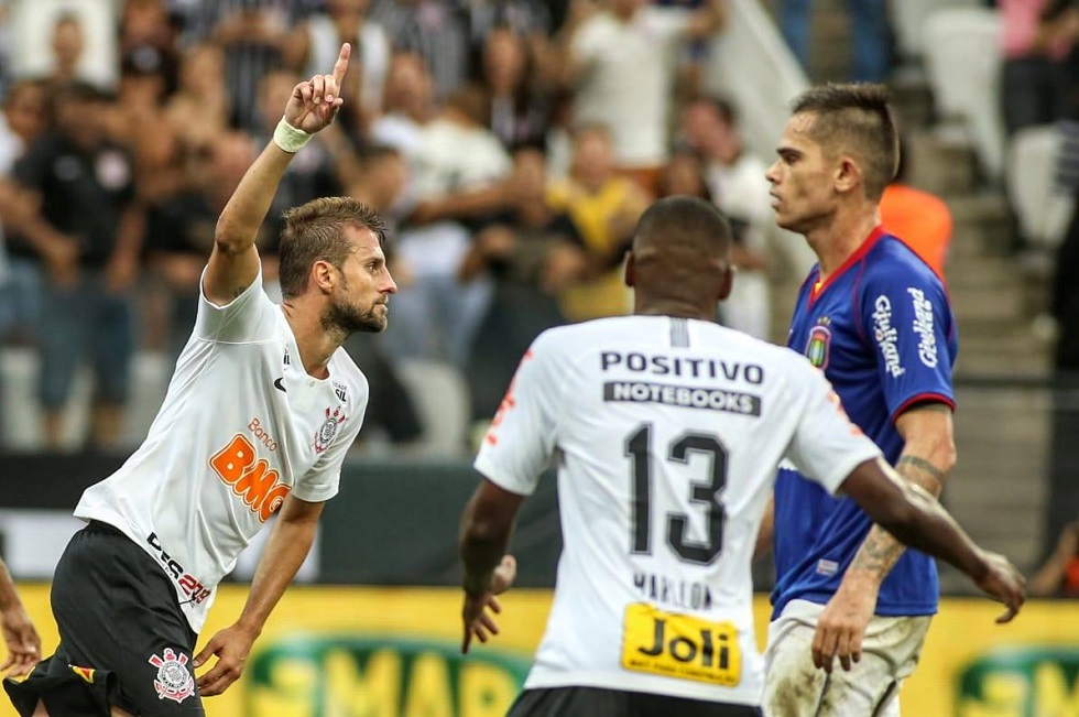 Corinthians marca e empata com Cruzeiro no fim do jogo 