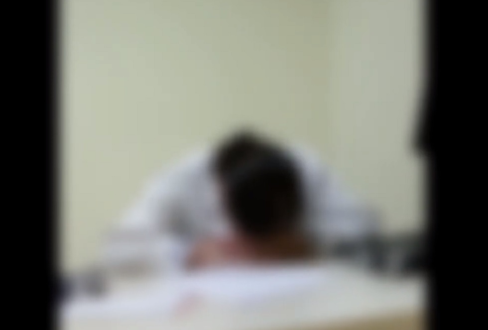 Médica da UPH Zona Oeste foi filmada dormindo durante consulta. Crédito da Foto: Reprodução