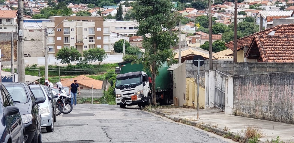 Caminhão carregado com 4t de cola atingiu uma casa em São Roque. Crédito da Foto: Divulgação/São Roque Notícias
