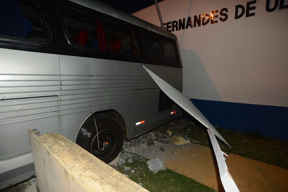 Ônibus de fretamento estava estacionado na rua Mobil Lopes de Oliveira quando perdeu os freios. Crédito da Foto: Fábio Rogério (14/2/2019)