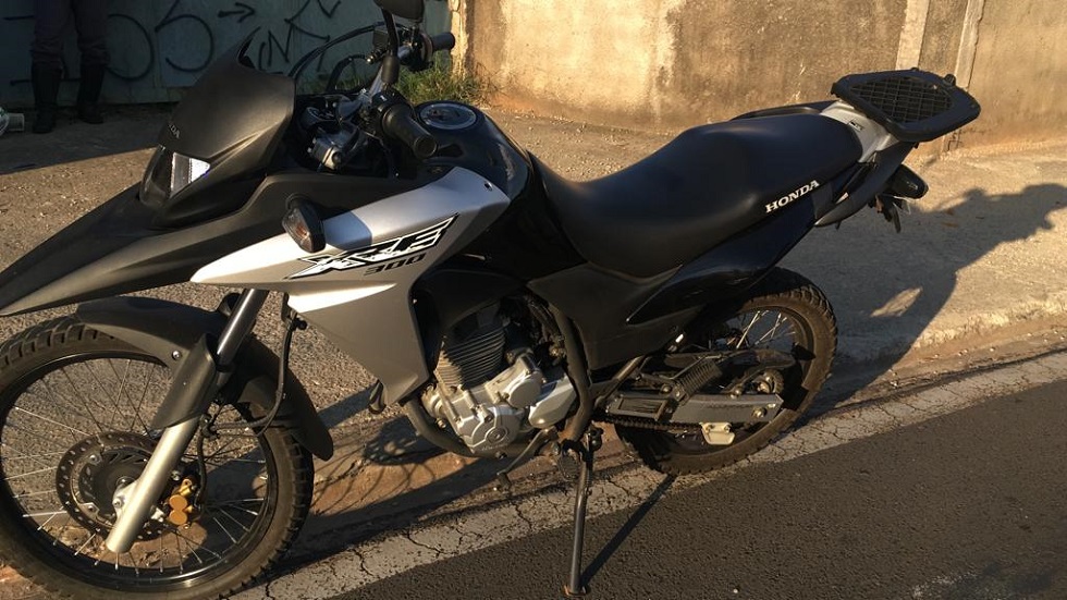 Moto Honda XRE preta com números do chassis e do motor adulterados foi apreendida na Vila Helena. Crédito da Foto: Divulgação