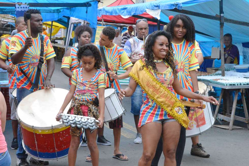 Marchinhas e samba nos bairros