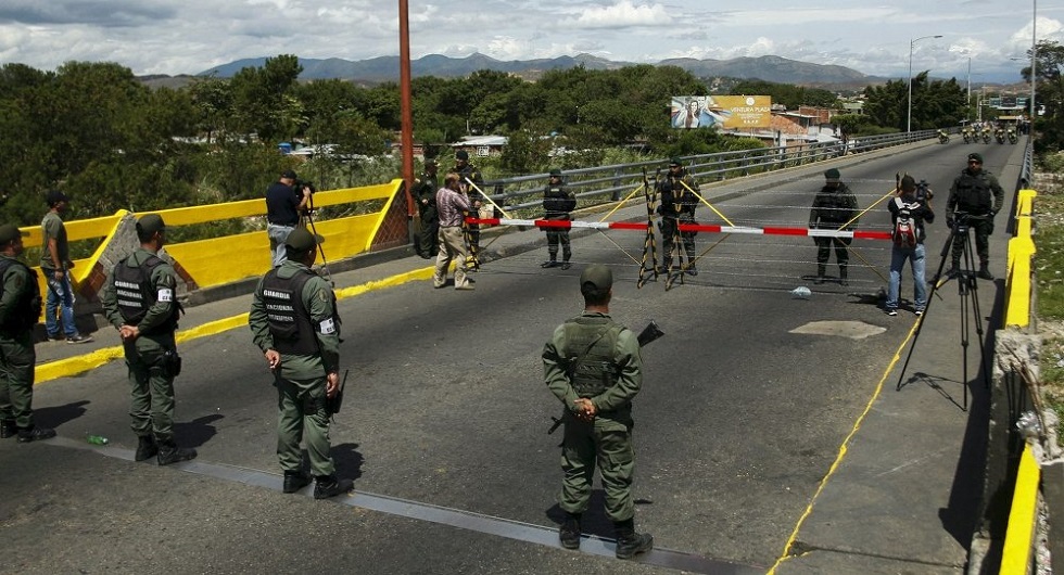 Brasil envia blindados para a fronteira com a Venezuela