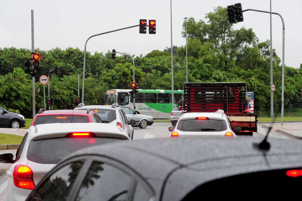Motoristas sentem falta de onda verde nos semáforos