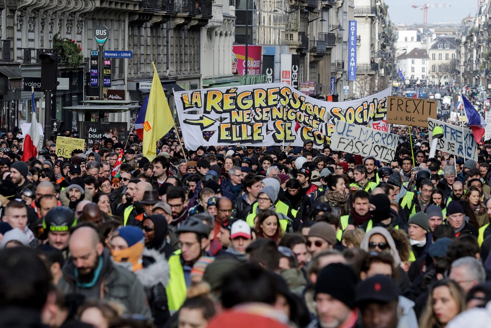 Manifestante perde a mão em protesto dos coletes amarelos em Paris
