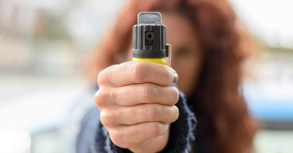  Projeto prevê que mulheres possam usar spray de pimenta e arma de choqu