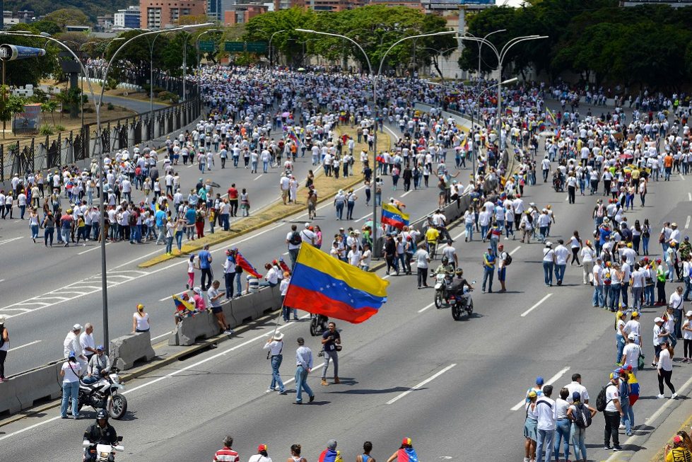 Na Venezuela, militares entram em confronto com população