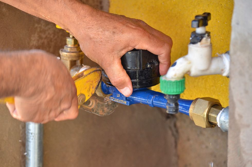Funcionário do Saae verifica um hidrômetro instalado em Sorocaba. Crédito da foto: Divulgação