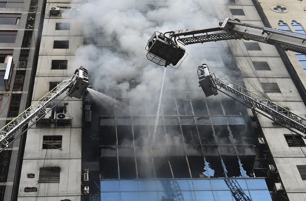 Incêndio em torre comercial de Bangladesh deixa 17 mortos 