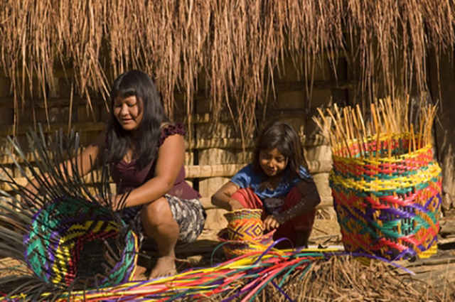 Visitantes conhecem artesanato, danças, músicas e jogos dos guaranis