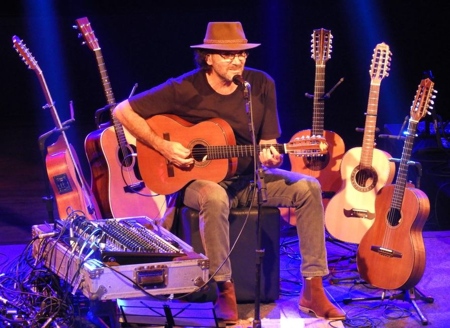 Almir Sater chega com sua viola caipira