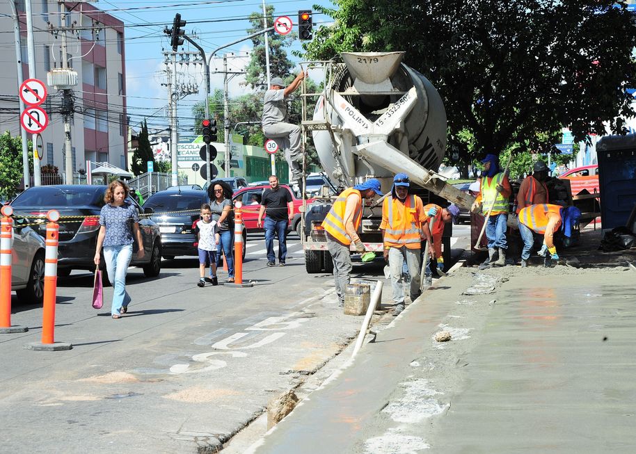 Pedestres enfrentam risco em avenidas