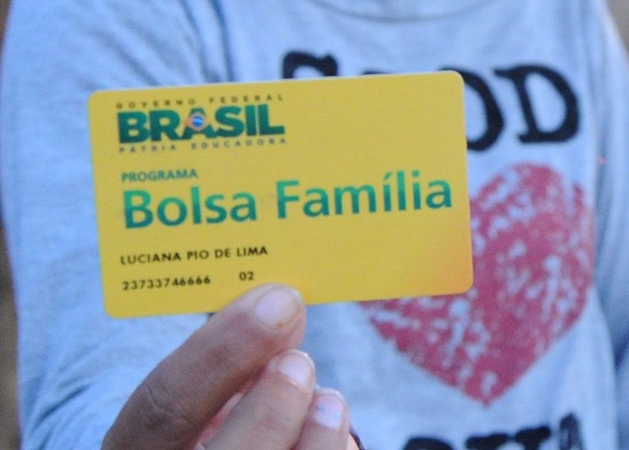 Bolsonaro anuncia no Twitter criação do 13º para beneficiários do Bolsa Família