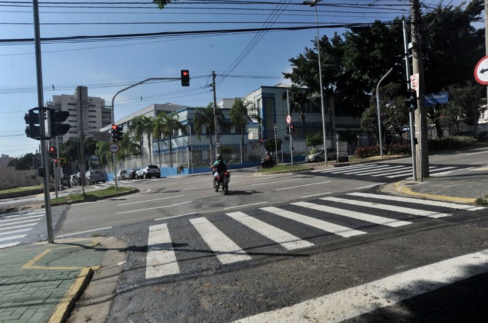 O objetivo dos semáforos é melhorar a segurança dos pedestres durante a travessia