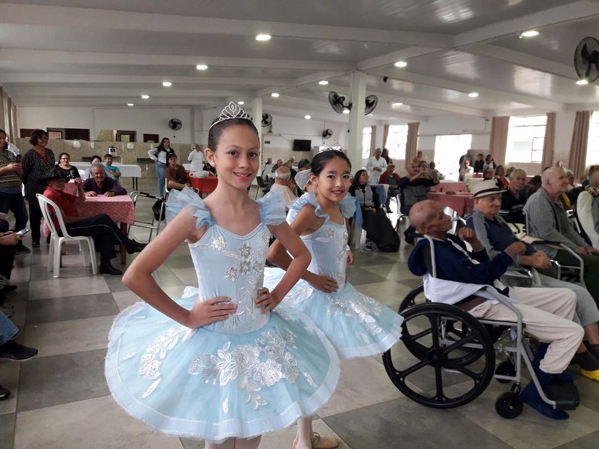 Bailarinas visitam o Lar São Vicente de Paulo