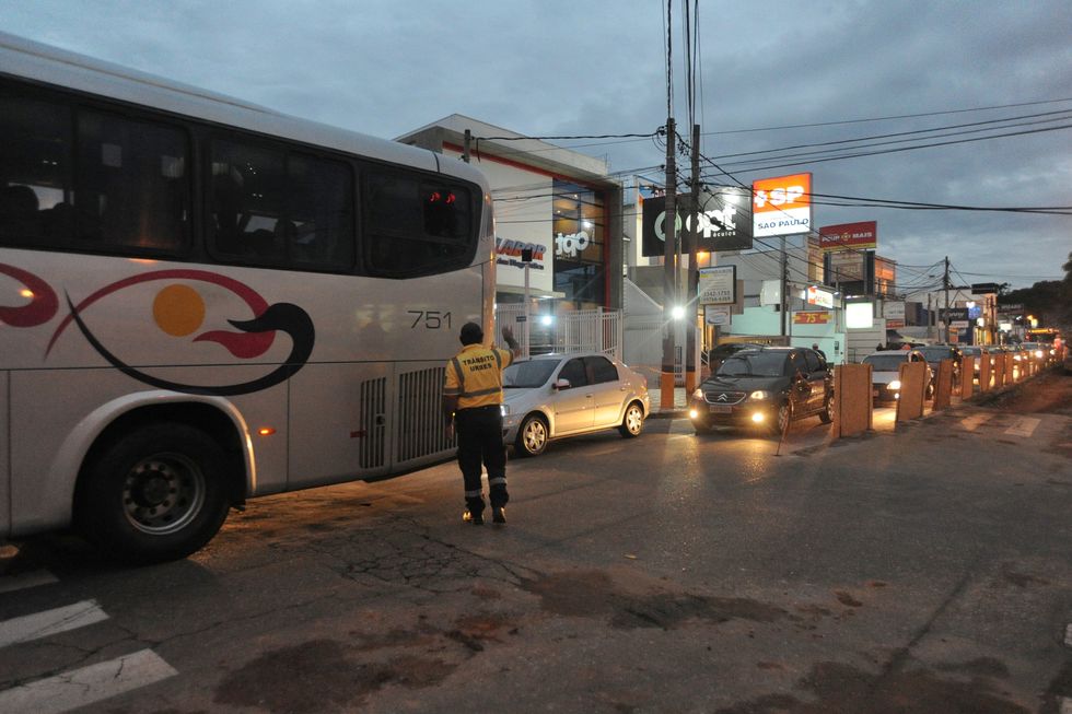 Obra do BRT deixa trânsito lento na Itavuvu