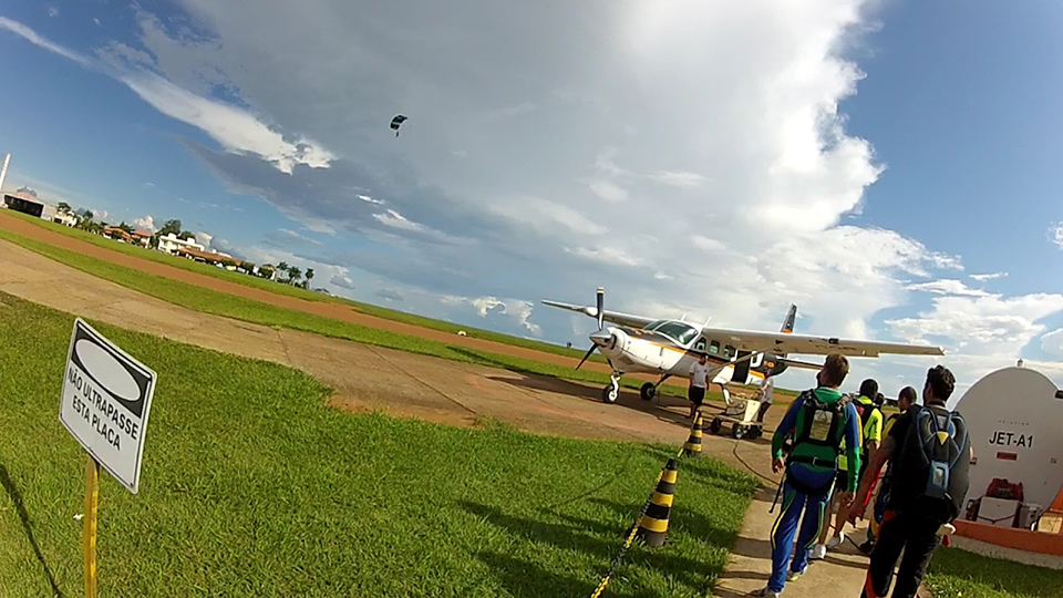 Boituva possui escola de paraquedismo e empresas especializadas em balonismo