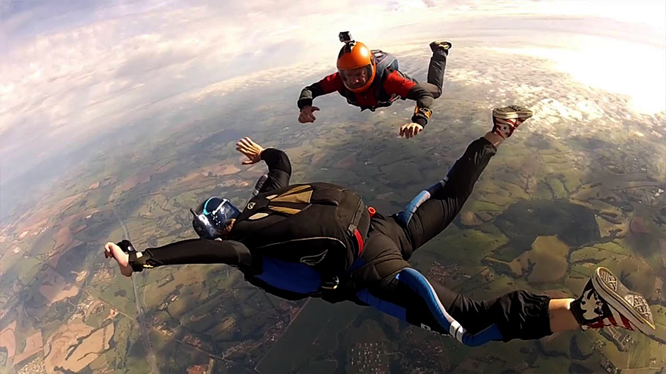 Paraquedismo é garantia de aventura e adrenalina para que busca sair da rotina 