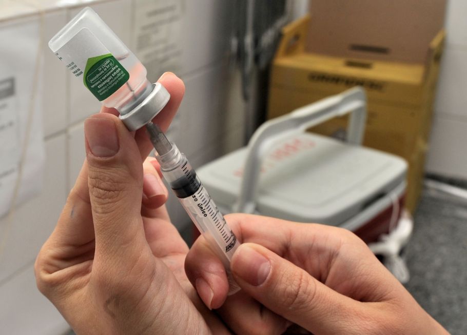 Vacinação contra gripe será prorrogada, afirma ministro