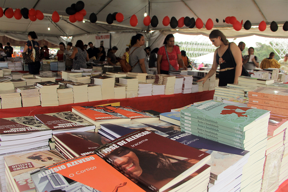 Feira no Pavilhão das Artes oferece livros com descontos de 50% a 80% 