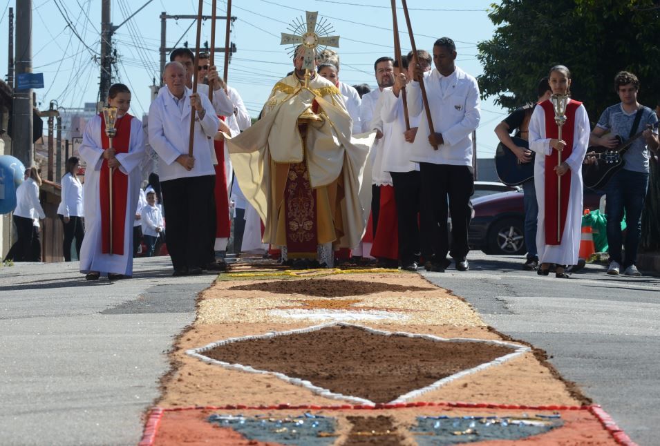 Fiéis preparam a celebração de Corpus Christi