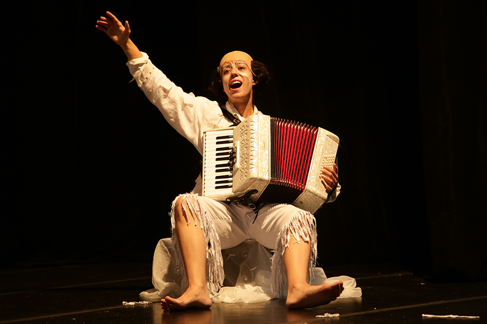 Além da boa química entre os artistas, a intimidades com instrumentos dão uma dinâmica diferente à peça