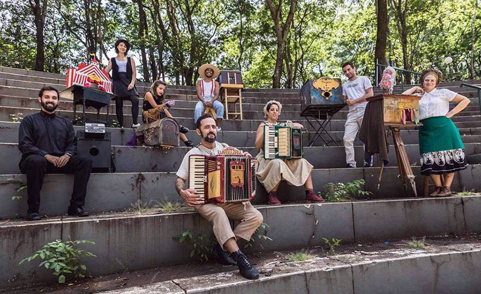 Núcleo Teatro Caixeiros apresenta o lambe-lambe em 11 cidades paulistas