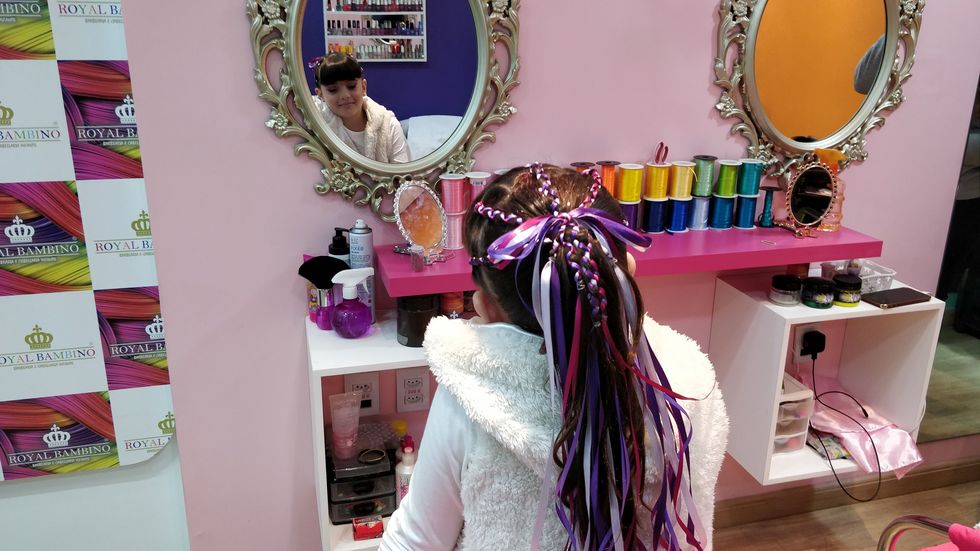 8 ideias de penteados com tiara infantil para mudar o visual