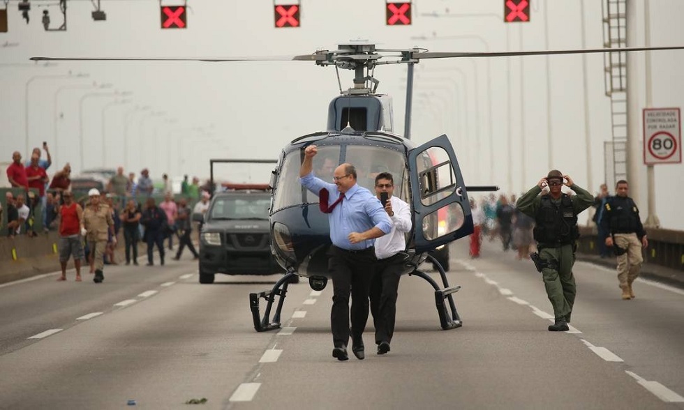 Governador Witzel, do Rio, desce do helicóptero, na ponte Rio-Niterói, comemorando fim do sequestro