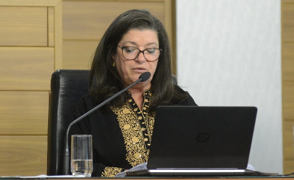Cìntia de Almeida aciona a Justiça para garantir permanência na Câmara