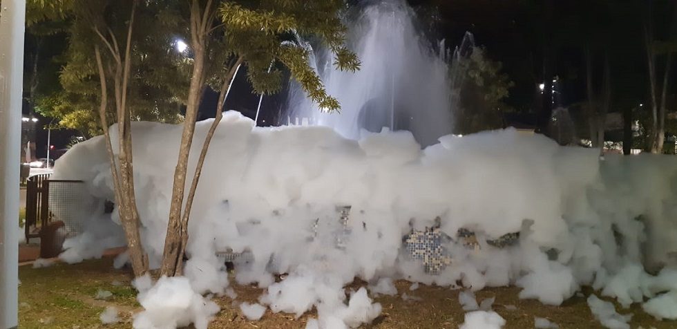 Fonte em São Roque é vandalizada com sabão em pó e amanhece coberta por espuma