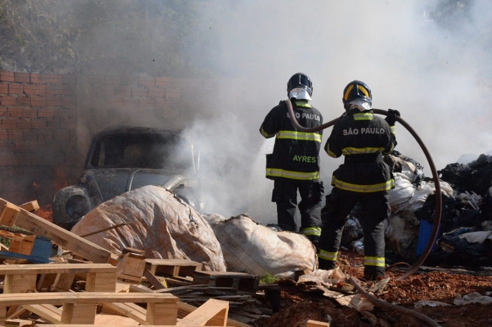 Bombeiros combatem incêndio em galpão de reciclados em Sorocaba