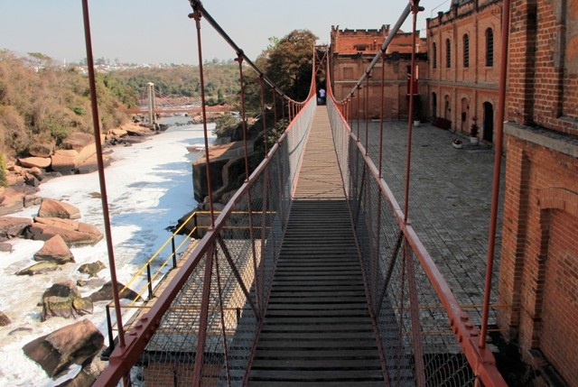 Ponte pênsil, em Salto, passa por manutenção preventiva