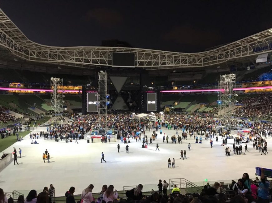 Fãs vêm de longe e passam a noite em fila para ver Sandy e Junior em SP