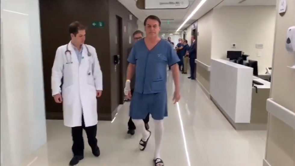 Após cirurgia, Bolsonaro faz caminhada pelo corredor do Hospital