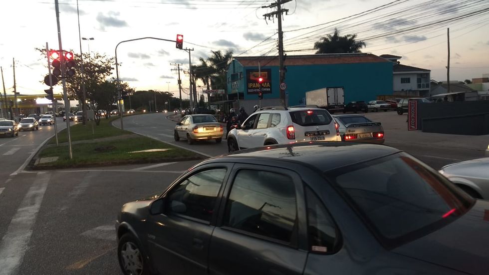 ’Rapidez’ do semáforo na av. Ipanema coloca em risco pedestres e motoristas