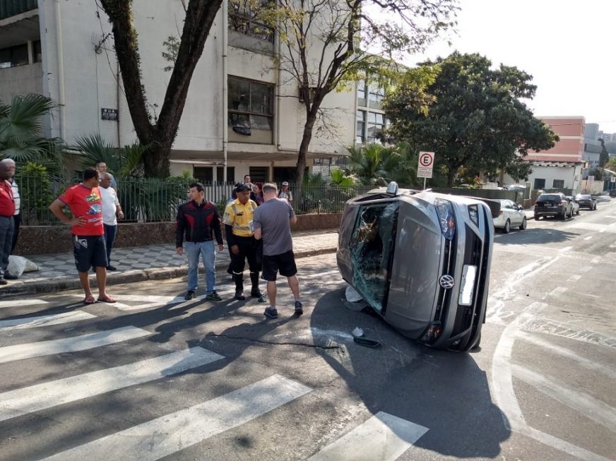 Motorista avança sinal vermelho e carro tomba perto da rodoviária de Sorocaba