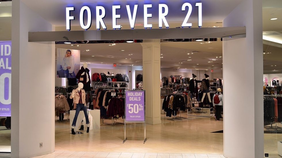 Forever 21 apresenta pedido de falência e lojas podem ser fechadas