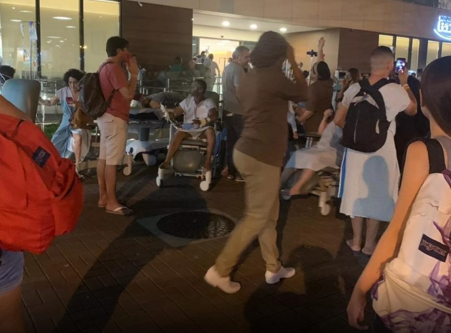 Fogo atinge hospital no Rio de Janeiro e pacientes são retirados às pressas