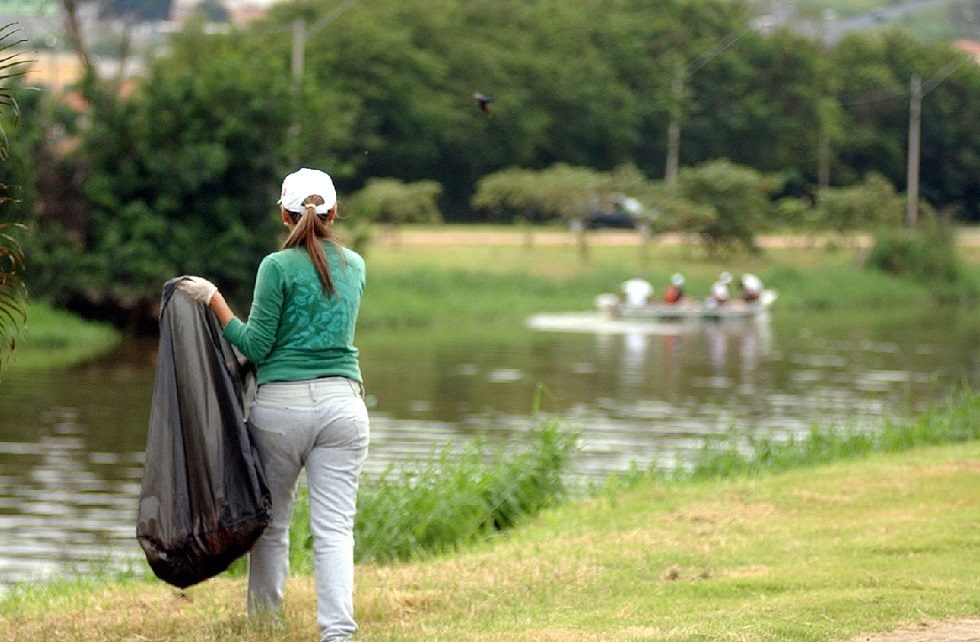 Praça da Biodiversidade e Parque das Águas recebem mutirão de limpeza