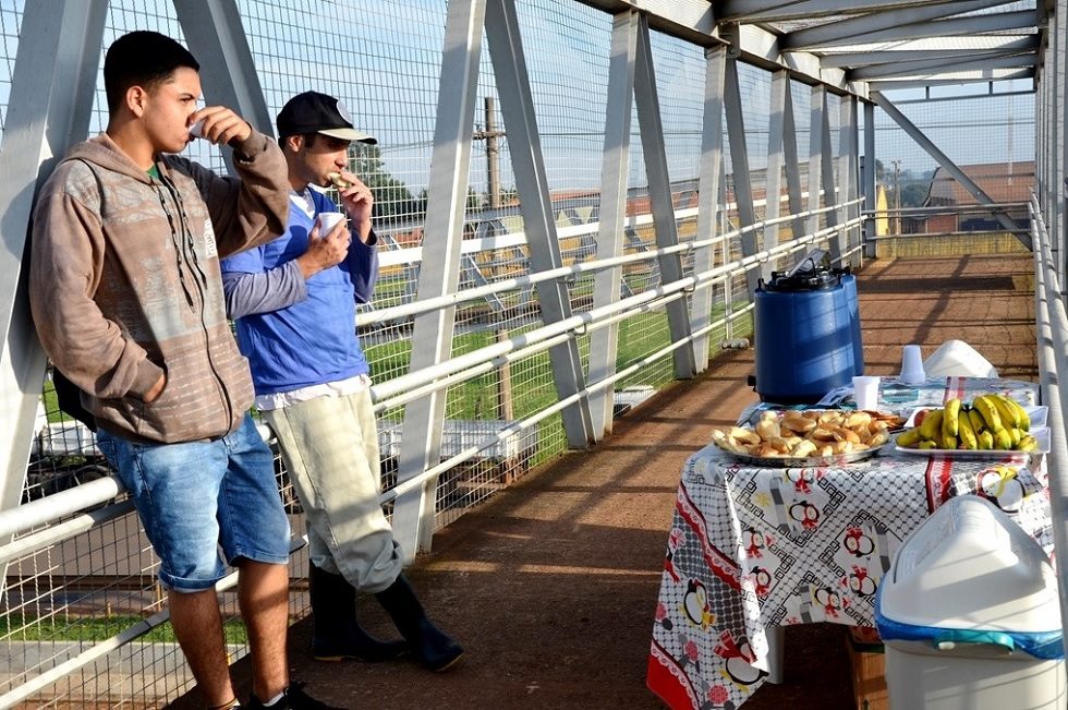 Pedestres ganham ‘chá da tarde’ durante travessia em passarela de Tatuí